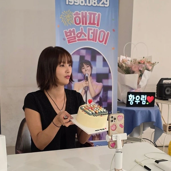 Popular photo full of fans’ love for Hwang WooLim