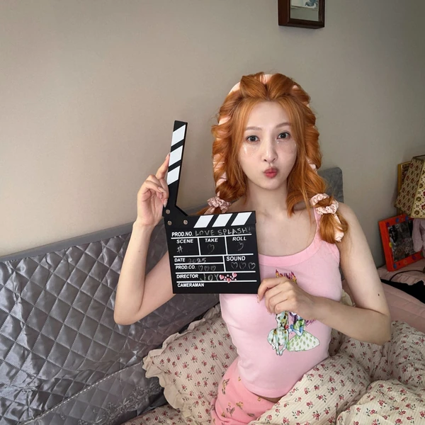 Popular photo full of fans’ love for JOY