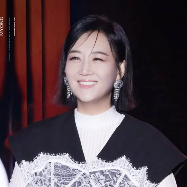 The most loved look of Jang Yoonjeong today