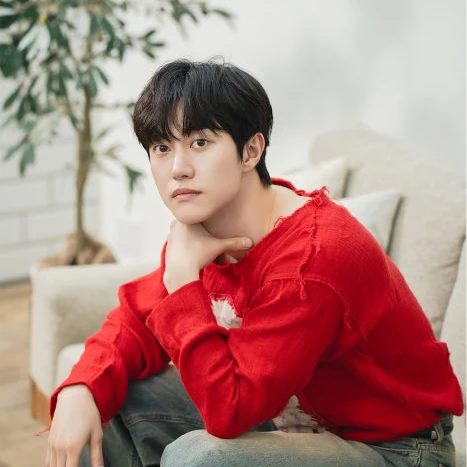 Popular photo full of fans’ love for Kwak Dongyeon