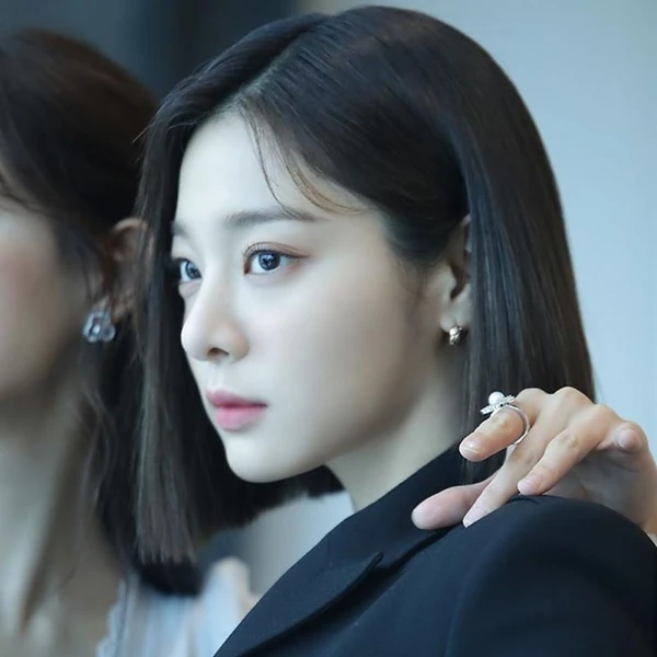 Popular photo full of fans’ love for Seol Inah