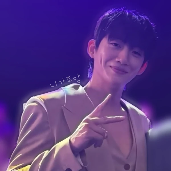 The most loved look of Shin Seungtae today