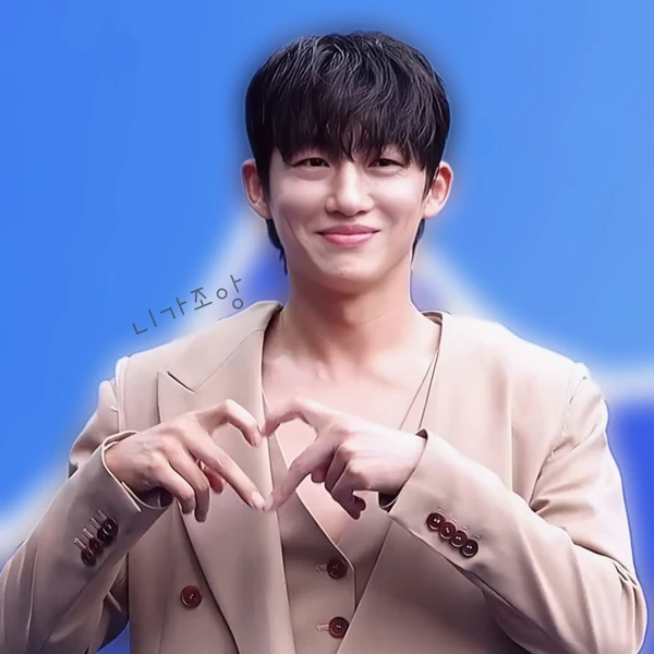 The most loved look of Shin Seungtae today