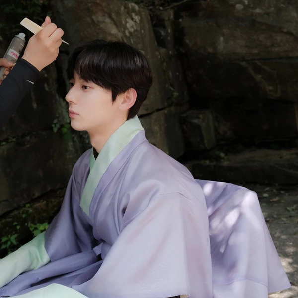 Popular photo full of fans’ love for Hwang Minhyun