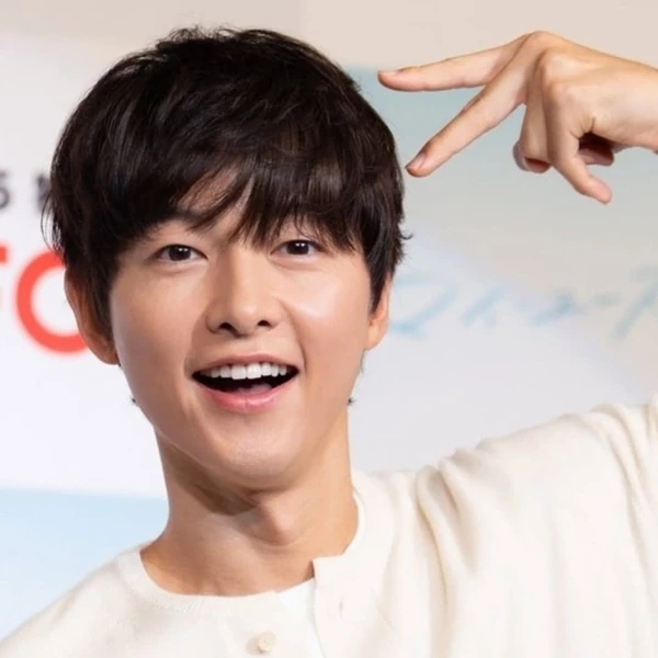 The most loved look of Song Joongki today
