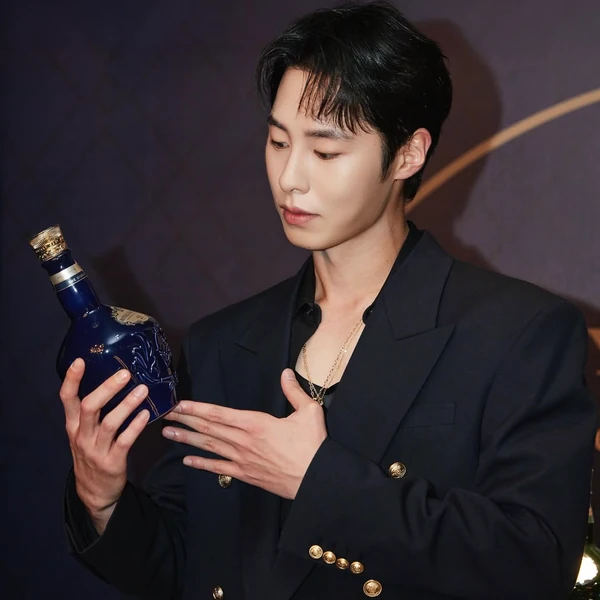 Popular photo full of fans’ love for Lee Jaewook