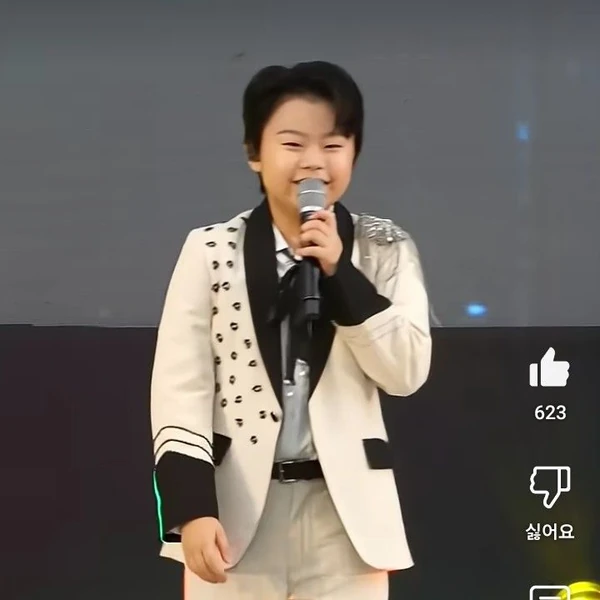 The most loved look of Hwang Minho today