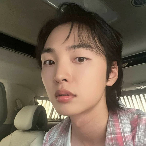 Popular photo full of fans’ love for Kim Minjae