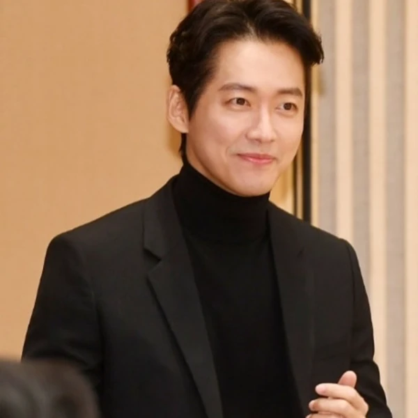 The most loved look of Namkoong Min today