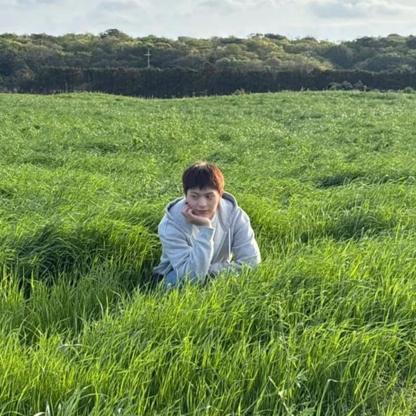 Popular photo full of fans’ love for Yook Sungjae