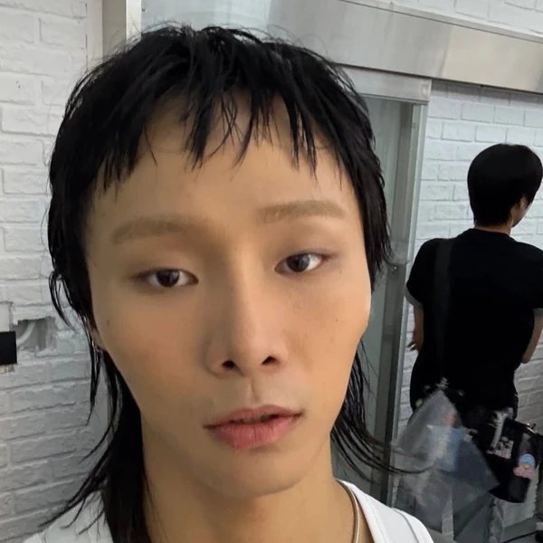 Popular photo full of fans’ love for Ki Moogan