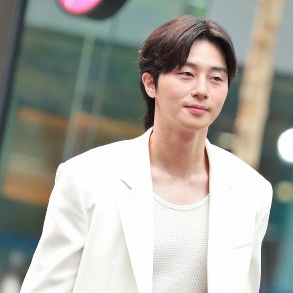Popular photo full of fans’ love for Park Seojoon