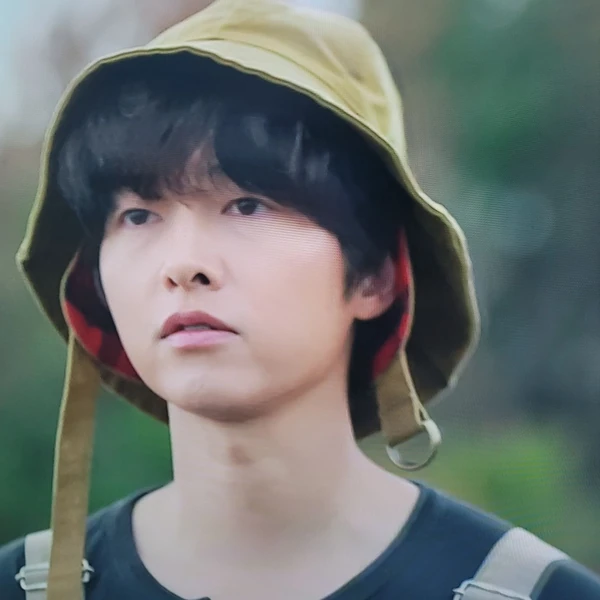Popular photo full of fans’ love for Song Joongki