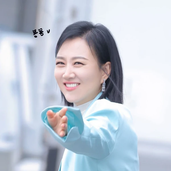 The most loved look of Jang Yoonjeong today