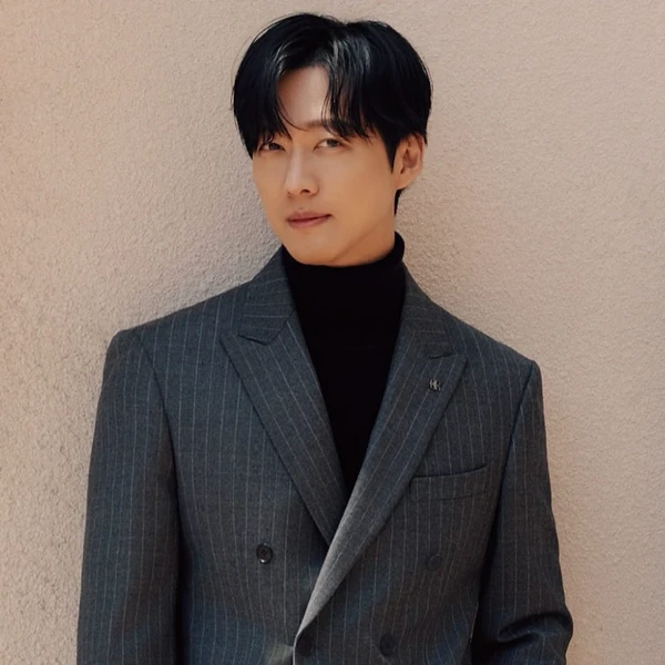 Popular photo full of fans’ love for Namkoong Min