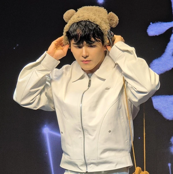 The most loved look of Hoya today
