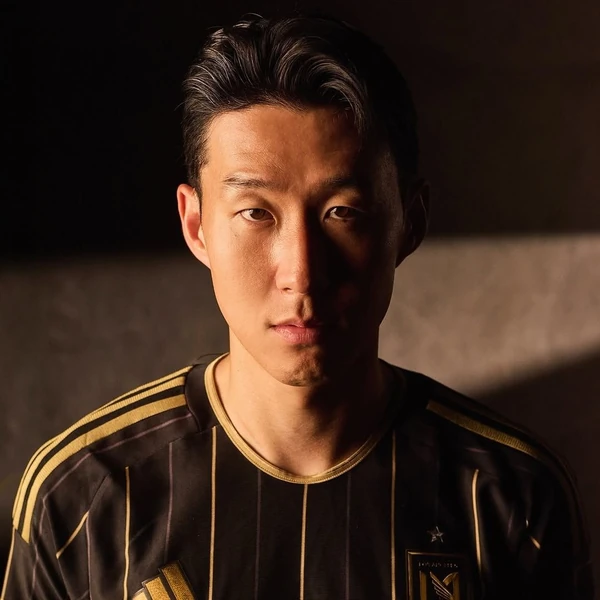 展现Son Heungmin魅力的代表照片
