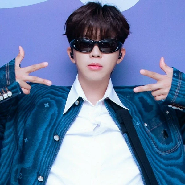 Popular photo full of fans’ love for Lim Youngwoong