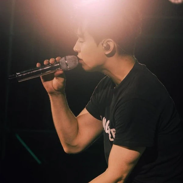 Popular photo full of fans’ love for Henry