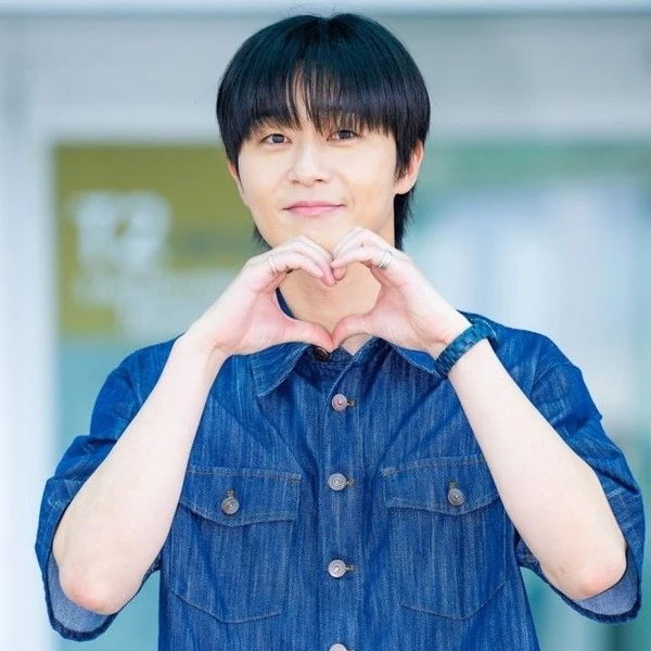 Popular photo full of fans’ love for Park Seojoon