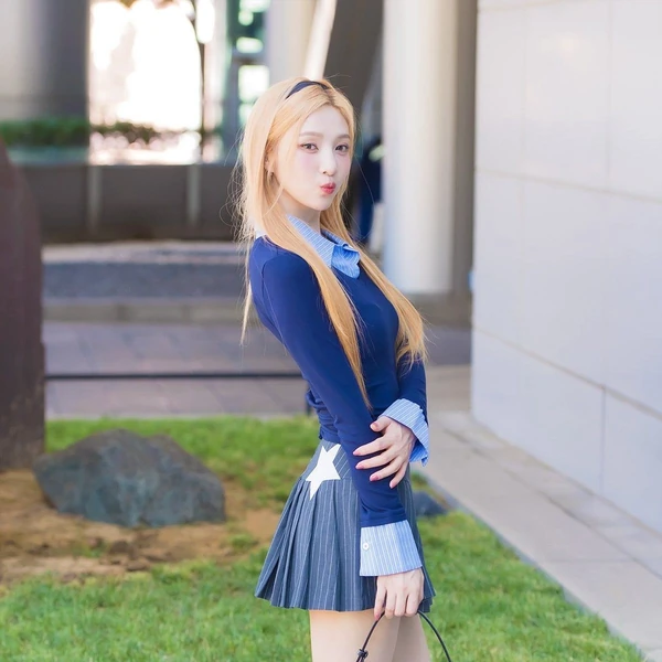Popular photo full of fans’ love for JOY