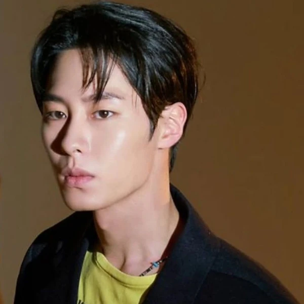 Popular photo full of fans’ love for Lee Jaewook