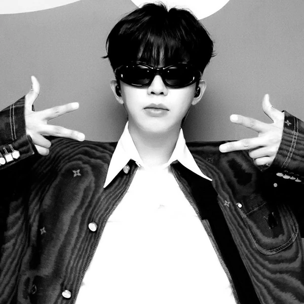 Popular photo full of fans’ love for Lim Youngwoong