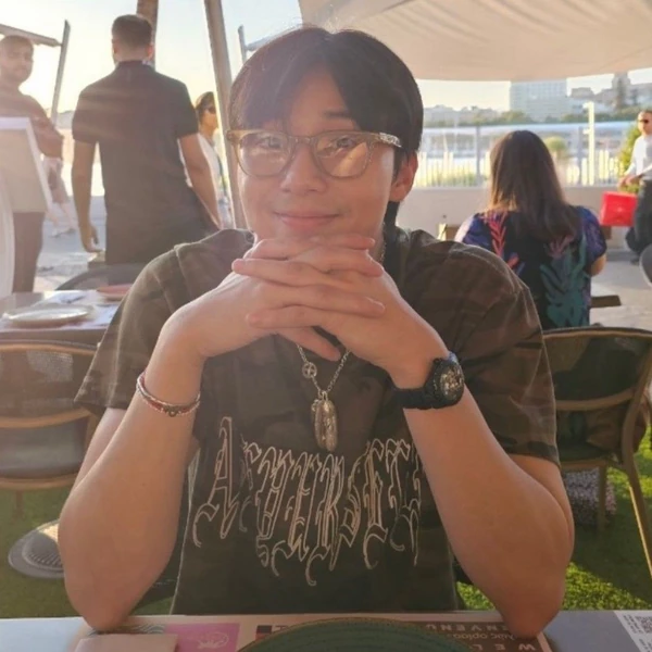 Popular photo full of fans’ love for Park Seojoon