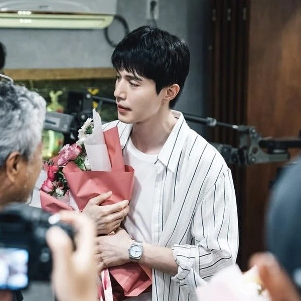 The most loved look of Lee Dongwook today