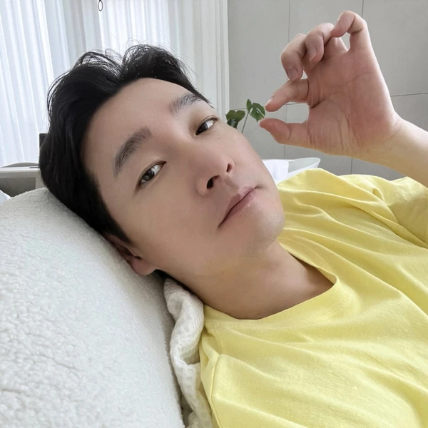 Popular photo full of fans’ love for Cho Seungwoo 
