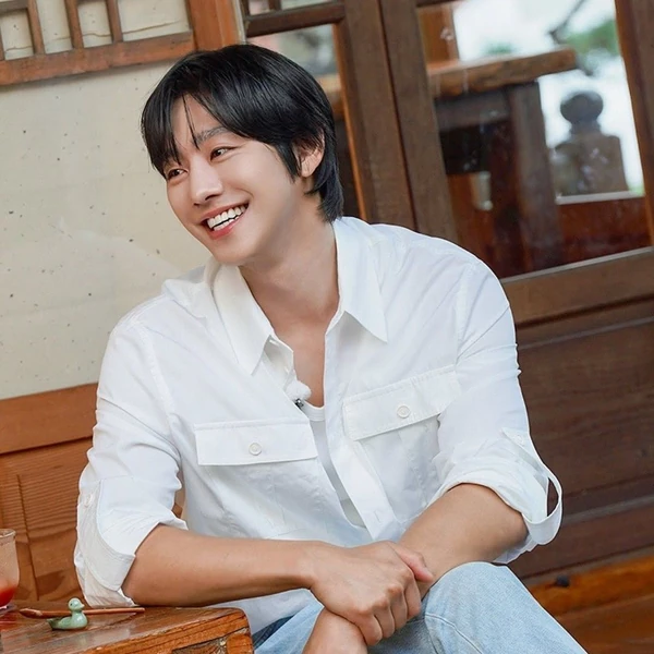 Popular photo full of fans’ love for Ahn Hyoseop
