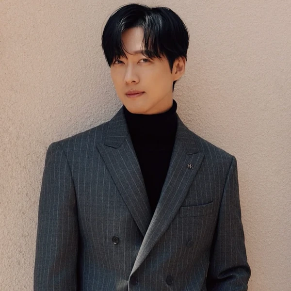 Popular photo full of fans’ love for Namkoong Min