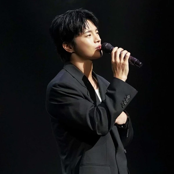 The most loved look of Seo Inguk today