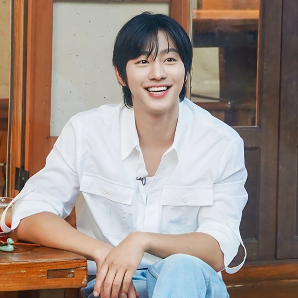 Popular photo full of fans’ love for Ahn Hyoseop
