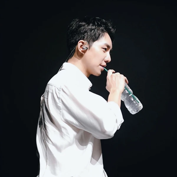 Popular photo full of fans’ love for Lee Seunggi