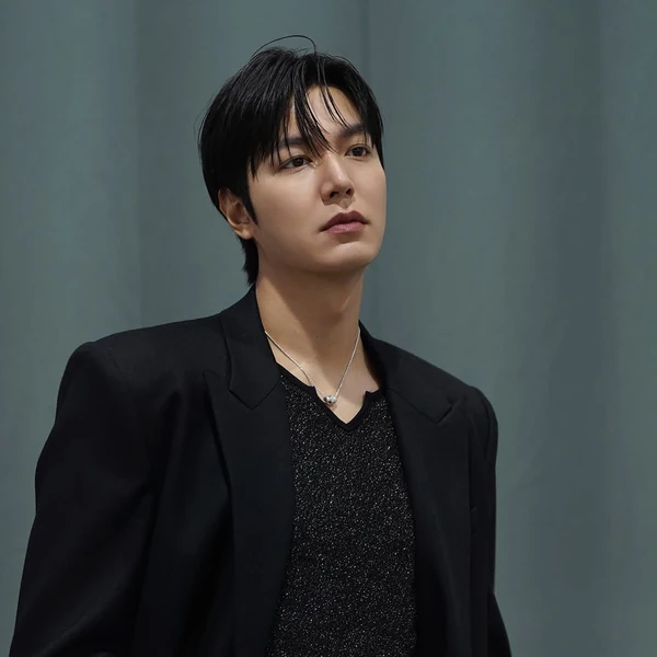 Foto populer Lee Minho yang penuh cinta dari penggemar