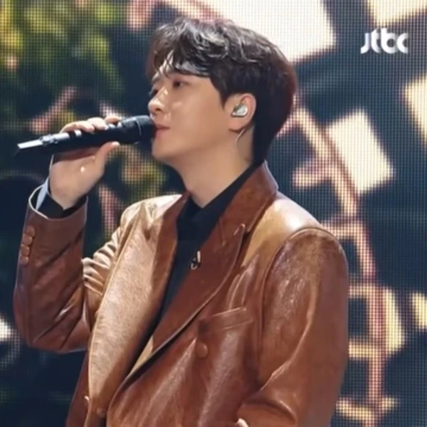 Popular photo full of fans’ love for Forestella