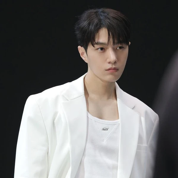 The most loved look of Kim Myungsoo (L) today