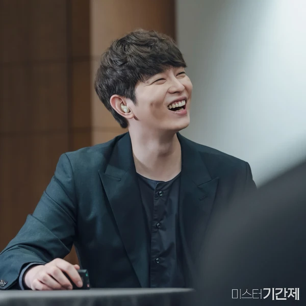 Popular photo full of fans’ love for Yoon Kyunsang