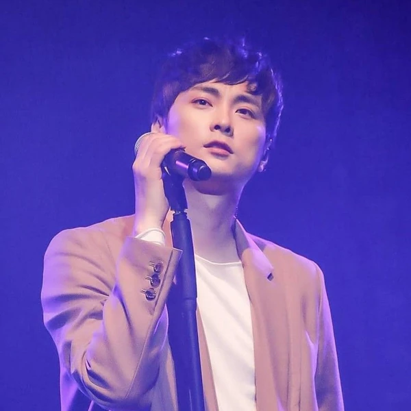 Popular photo full of fans’ love for Min Kyunghoon