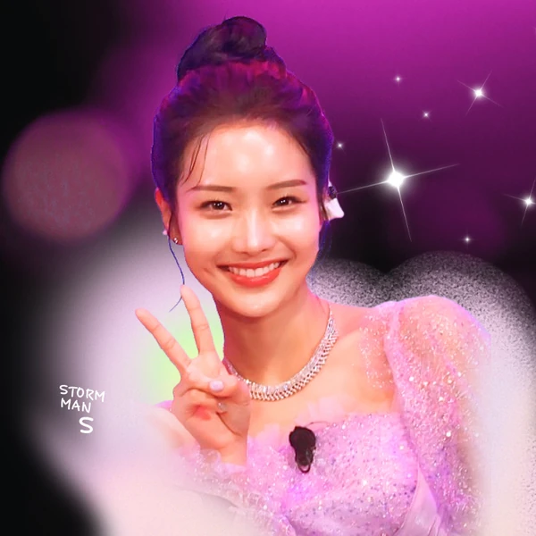 The most loved look of Kim Soyeon (2004) today
