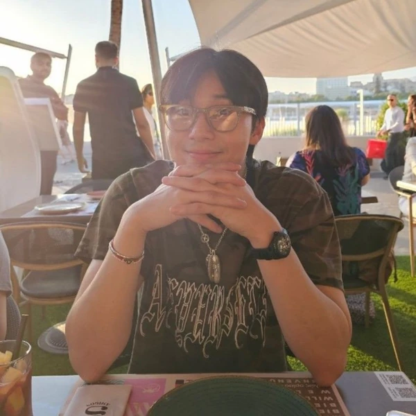 The most loved look of Park Seojoon today