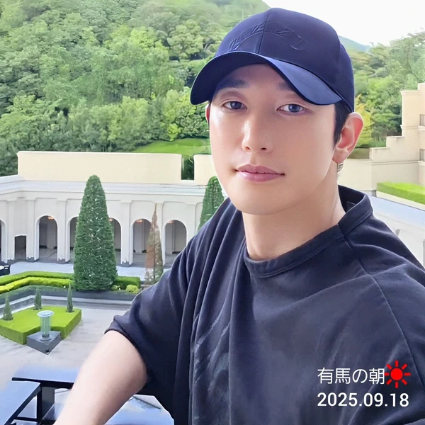 The most loved look of Park Sihoo today