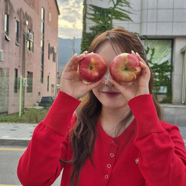 Popular photo full of fans’ love for Miss Kim