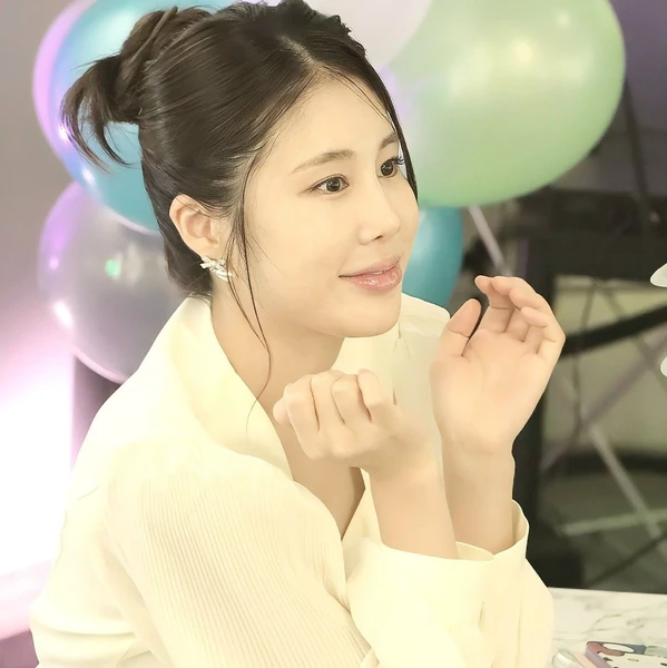 The most loved look of Kim Soyou today