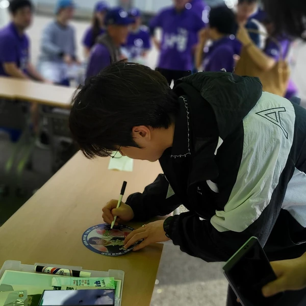 Popular photo full of fans’ love for Mooryong