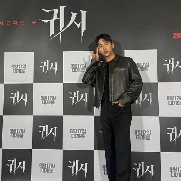 Popular photo full of fans’ love for Baro