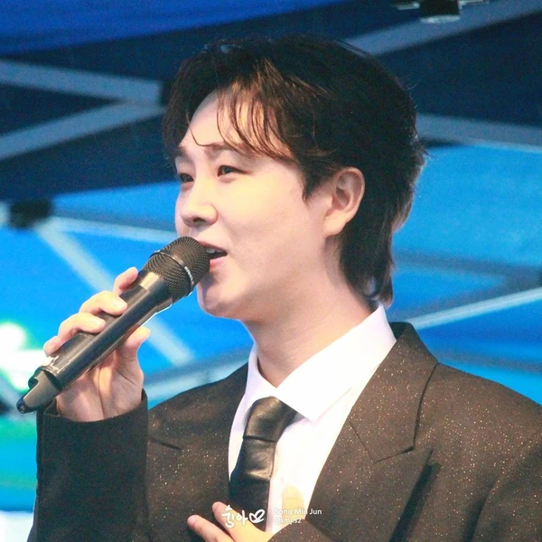 Popular photo full of fans’ love for Song Minjun