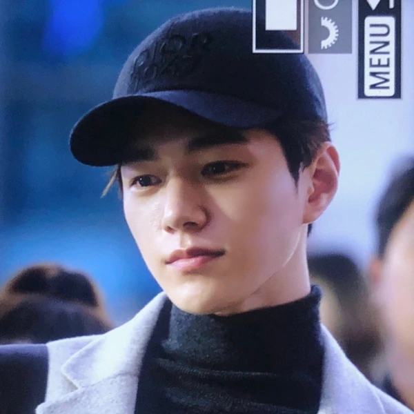 Popular photo full of fans’ love for Kim Myungsoo (L)