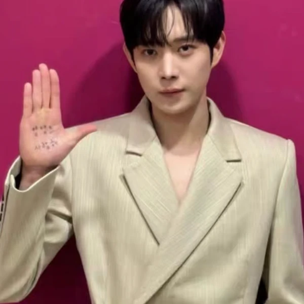 Popular photo full of fans’ love for Kim Youngdae